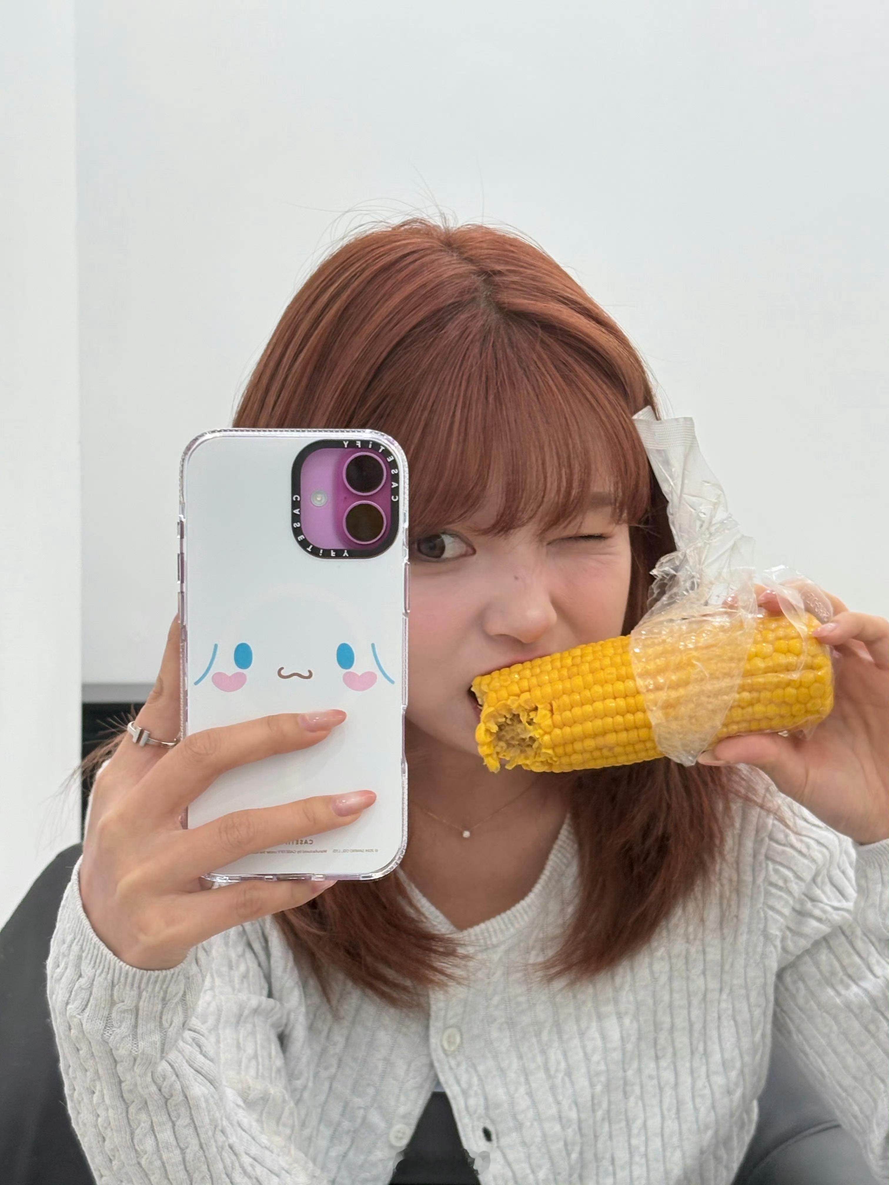 富人新标识：iPhone戴casetify手机壳。 ​​​