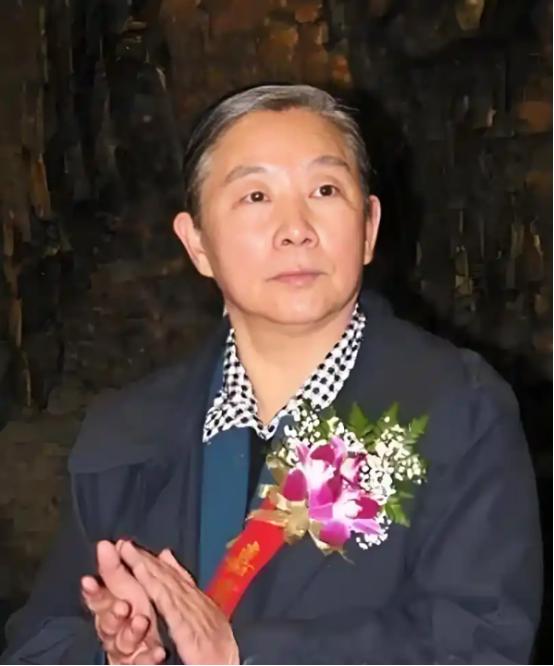 1985年，郑州副市长刘源在修理厂视察工作时突然看到一个女工，他瞬间睁大眼睛：“