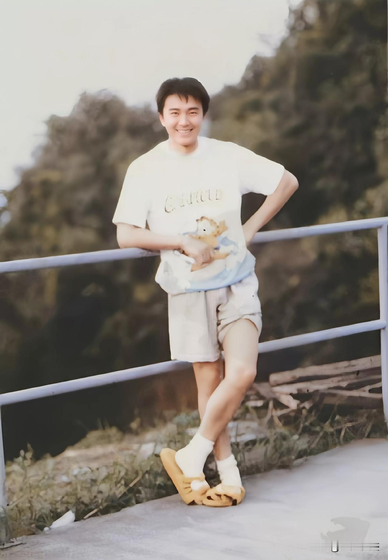 可可爱爱的周星驰。
这张照片不知道什么时候留的，看样子应该不超过30岁。照片里的