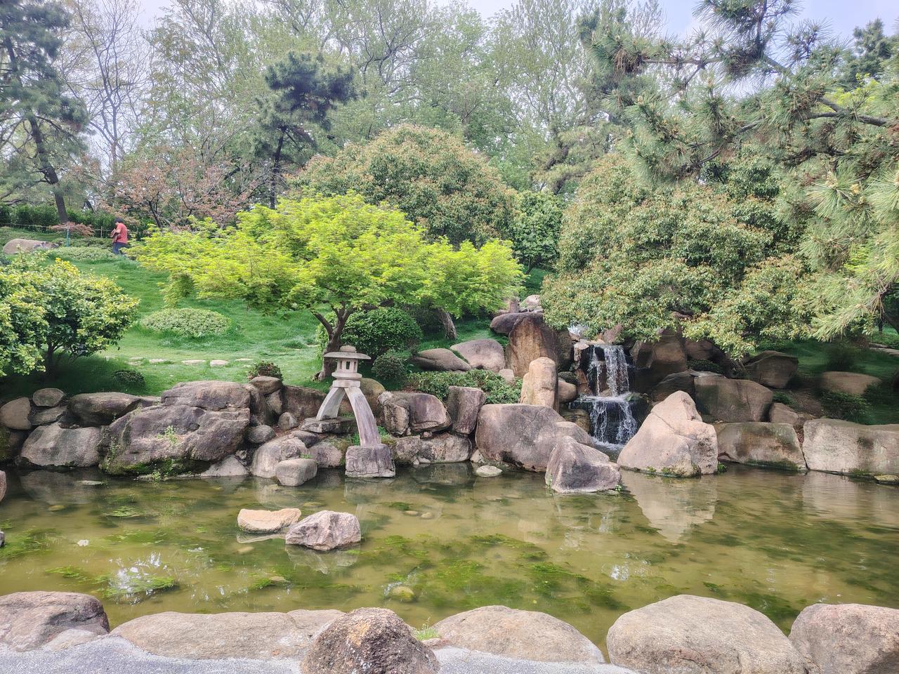 涧水无声竹中流，
清风伴我醉闲游。
桃红柳绿江南岸，
明月笑我几时还。