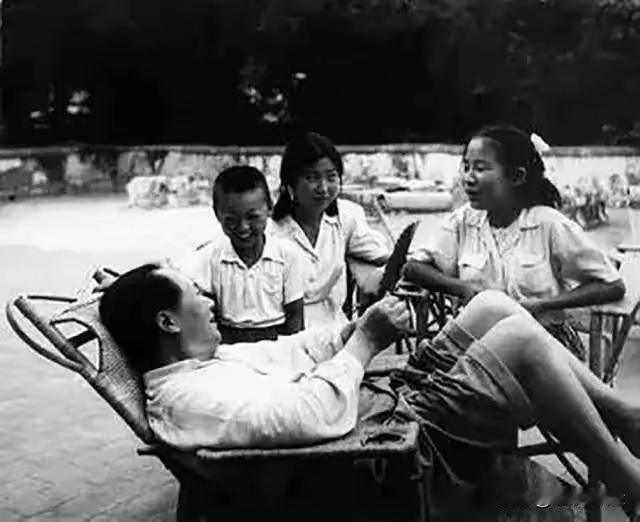 1956年一张老照片曝光！镜头里温情慈父，私下对子女的要求令人动容
 
一张19