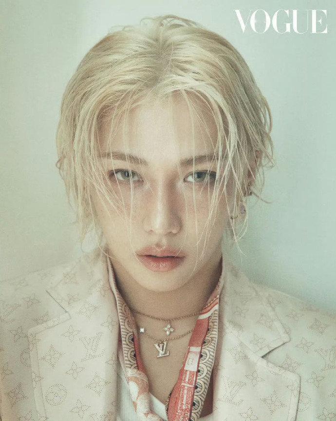 Felix李龙馥出镜韩版《VOGUE》2025年4月刊，花美男的馥儿也太长脸了！
