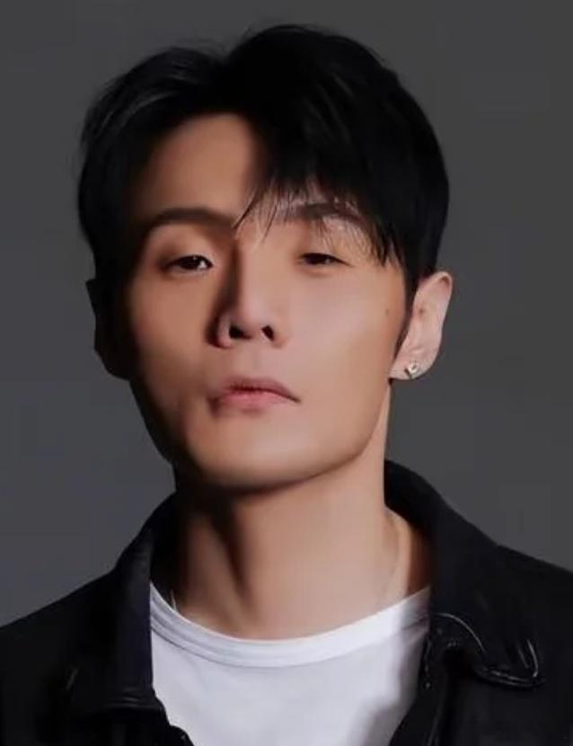 李荣浩演唱会天津站延期李荣浩感谢粉丝理解演唱会延期7月10日凌晨，李荣浩「黑马」