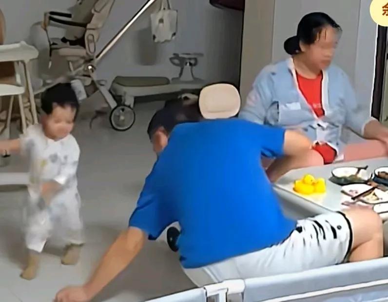 52度白酒放地上被女童误喝，孩子瞬间被辣到大哭，妈妈赶紧跑过去抱起孩子，
头朝下