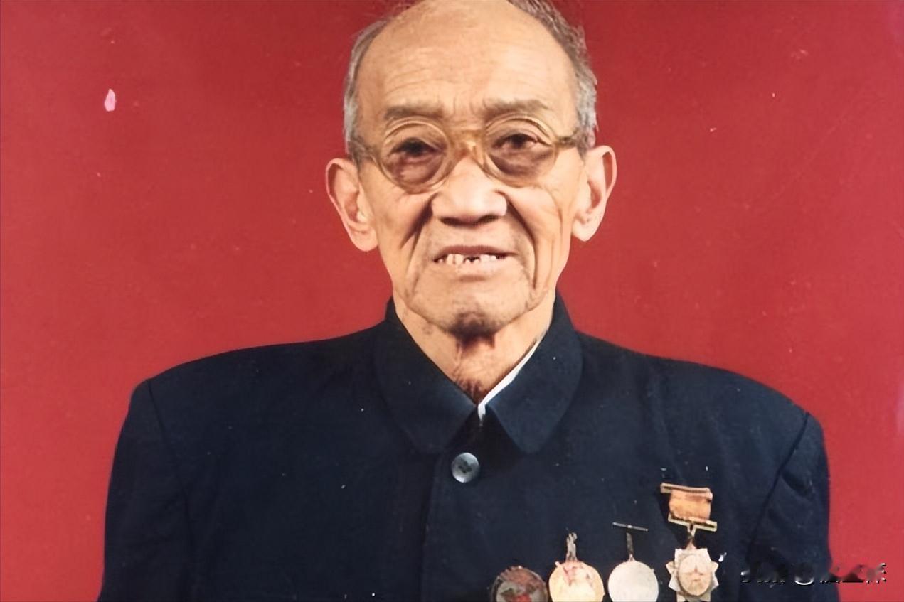 1953年，交换俘虏仪式，一位骨瘦如柴的男子颤颤巍巍向我方走来，他是志愿军60军
