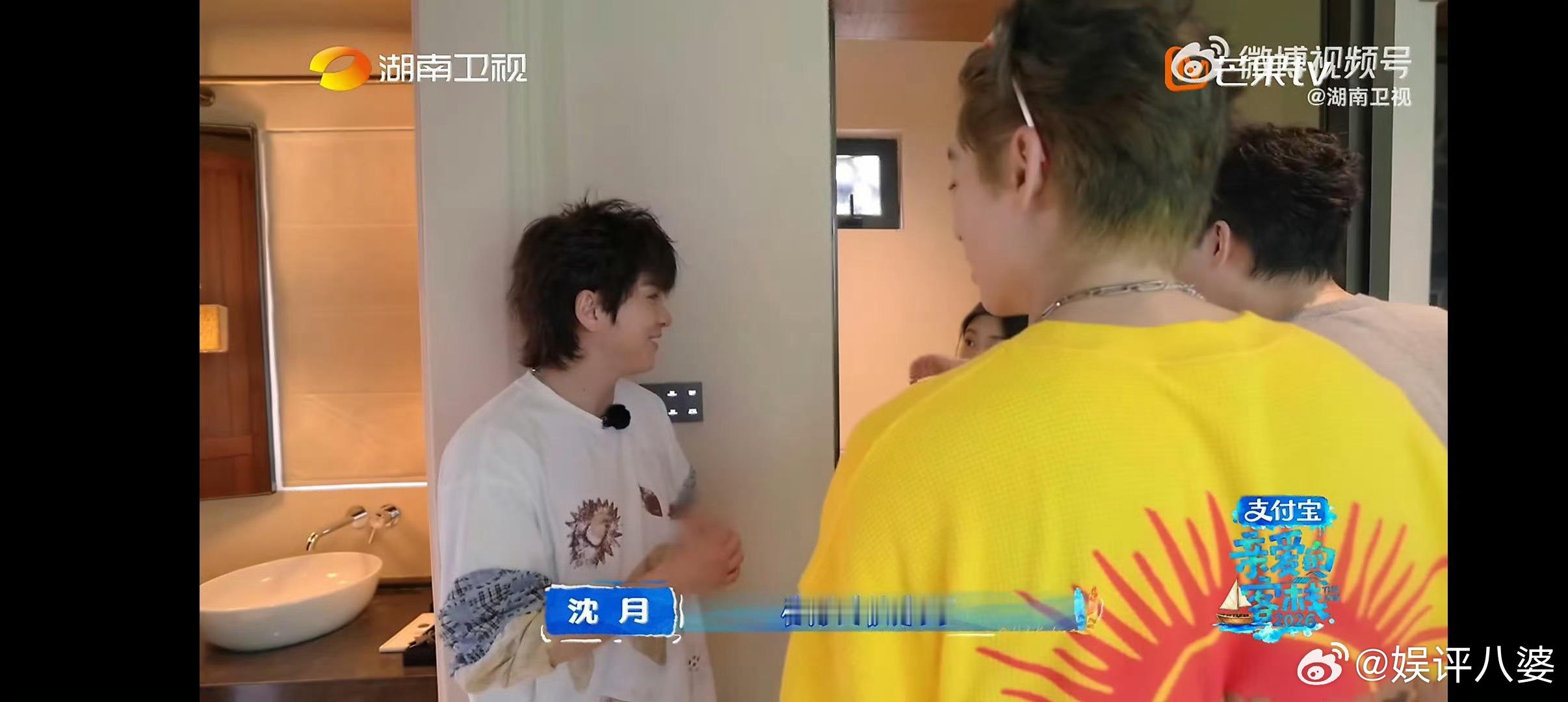 武艺拿蛋糕已经是八年前了谁还记得《亲爱的客栈》里那个把整块蛋糕当成一块拿的憨憨武