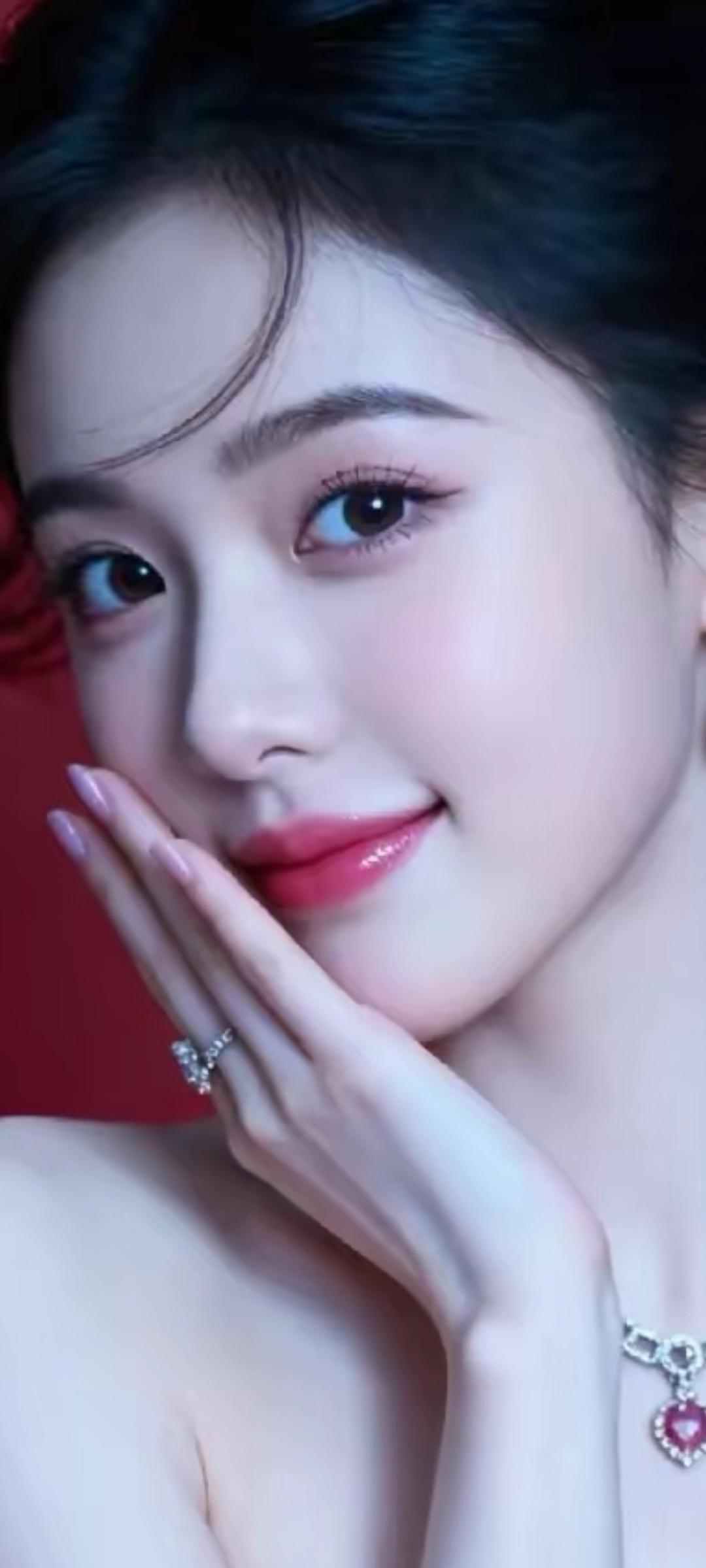优雅红唇，闪耀珠宝，甜美笑容，完美无瑕！💄✨💍😊
