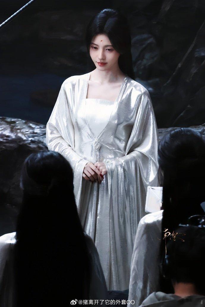 陈都灵鞠婧祎白衣路透图  陈都灵鞠婧祎白衣路透图， 两位都好适合清冷小白花造型[