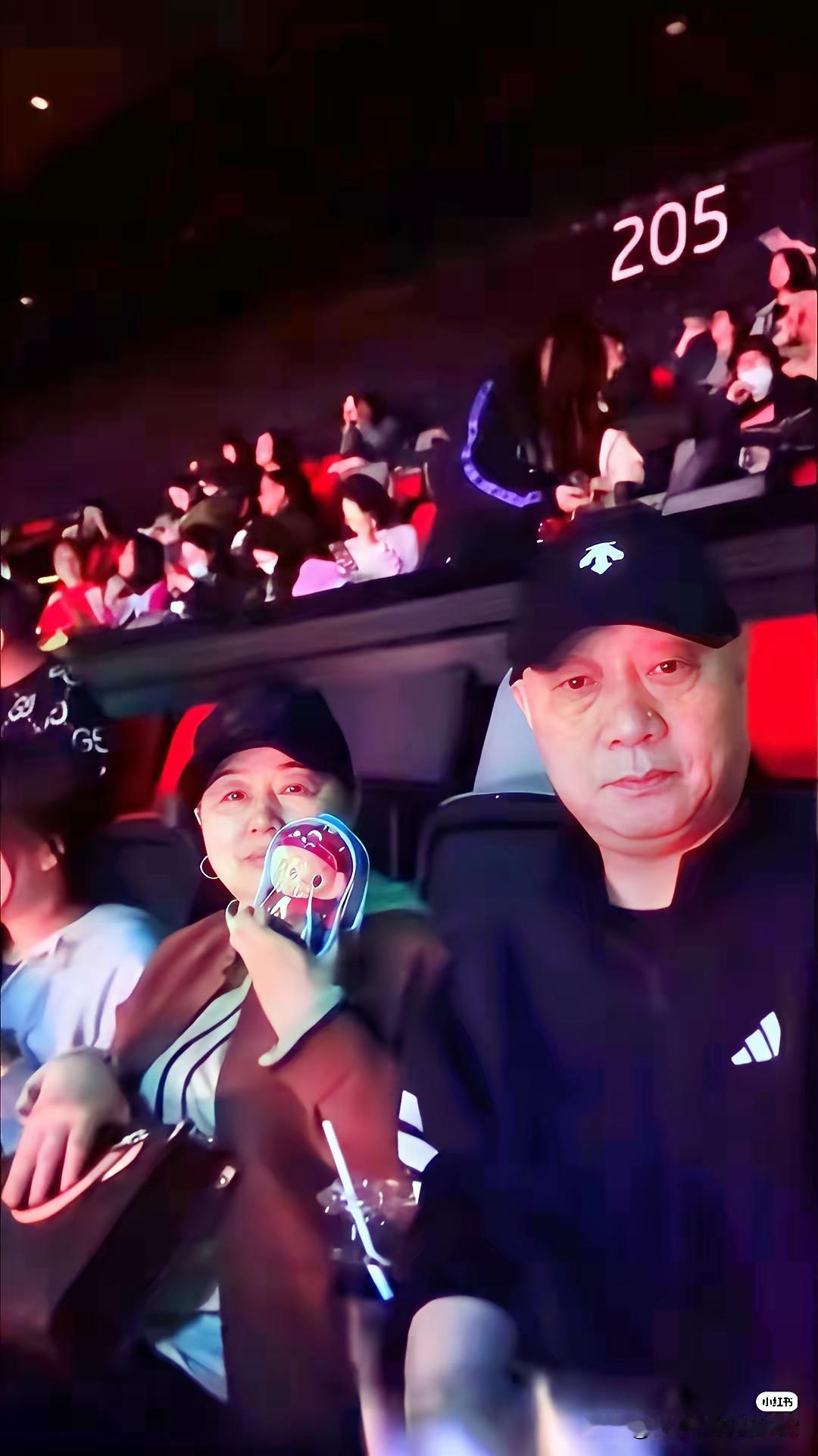 这张照片让我泪目！
因为
老俩关注的
就是我关注的
老俩心疼的
也是我心疼的
老
