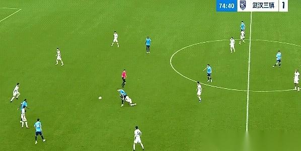 球网颤动那一瞬，武汉三镇替补席上蹦起来的人还没站稳。镜头一转，中场外援已然飞身铲