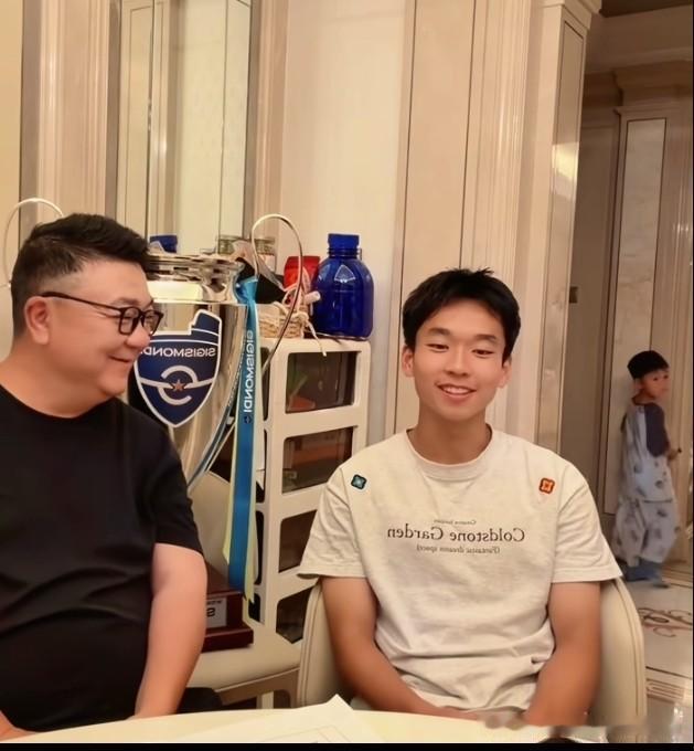 董路的儿子听聊足球也是入了迷。
董路与09年龄段核心球员黄子杰聊日本足球，儿子董