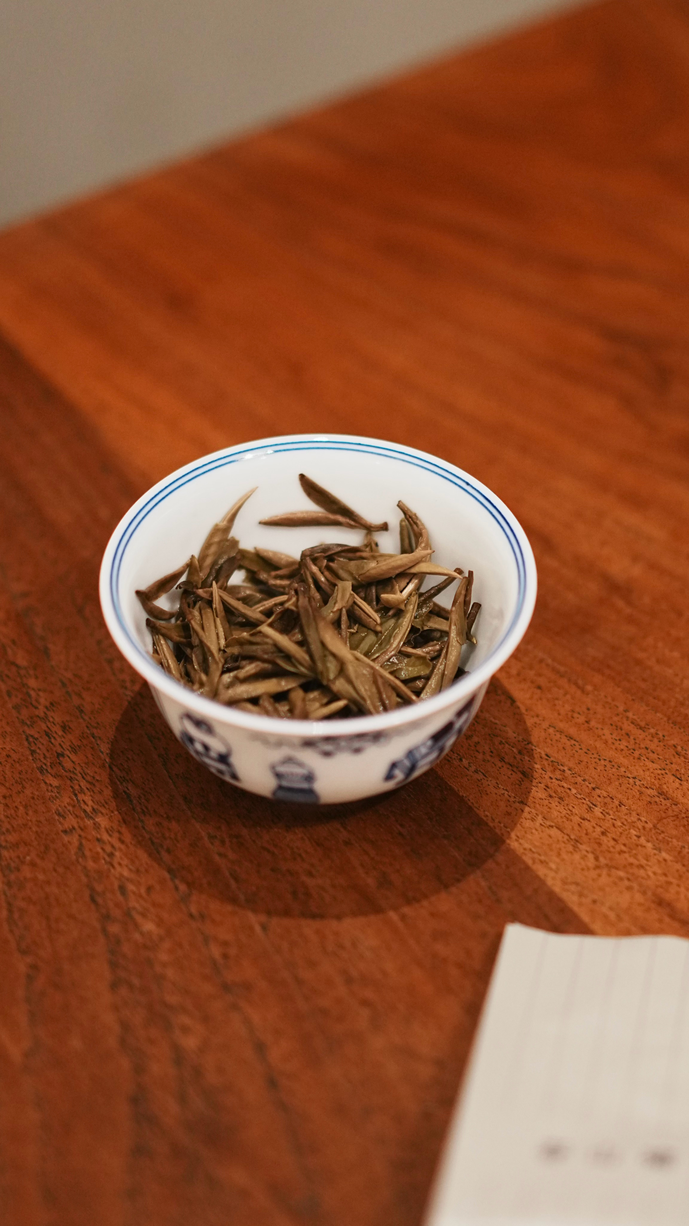 一盏茶，敬今天。不问结果，不赶时间。风来听风，雨来听雨。 福鼎