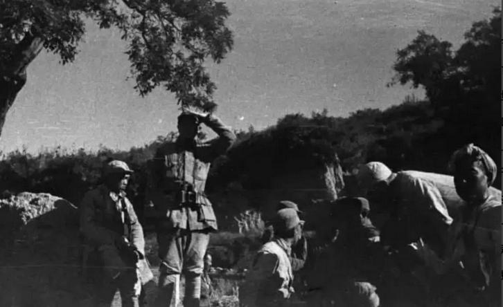 1941年，3000多日军压过来。吕正操通知撤离时，朱占魁正啃着玉米饼子，笑着说