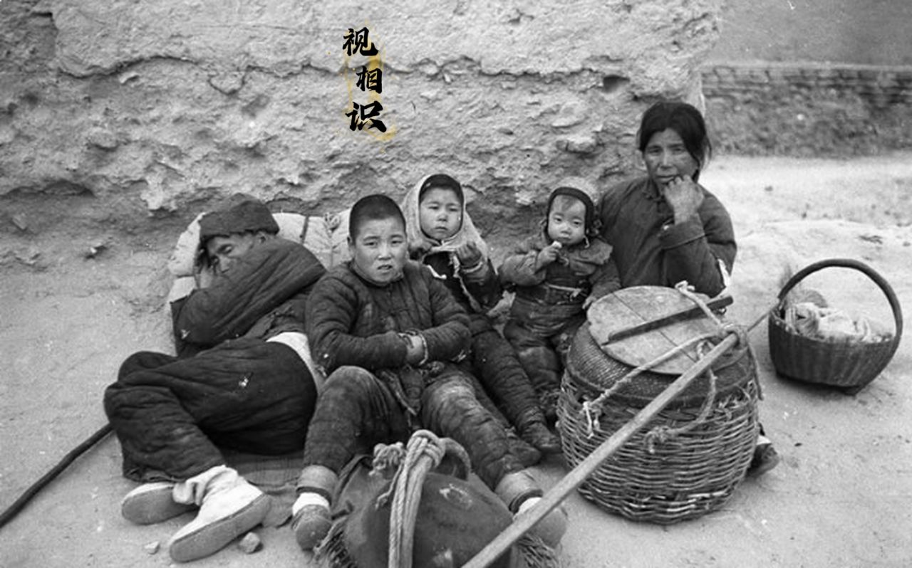 1942年，河南饥荒，一个逃荒家庭的旧照，镜头中的父亲正在闭目养神，母亲和孩子好...