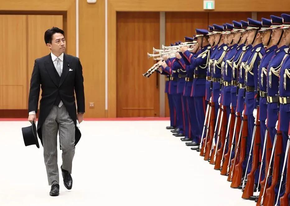 9月11日，日本防卫大臣小泉进次郎在记者会上又抛出了那句熟悉的"不排除任何选项"