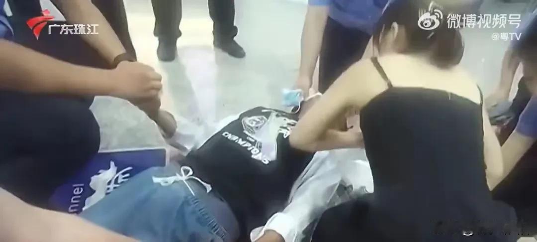 我们的社会，我们的国家，正需要像李梦旖女士一样的英雄。该出手时就出手，救人一命，