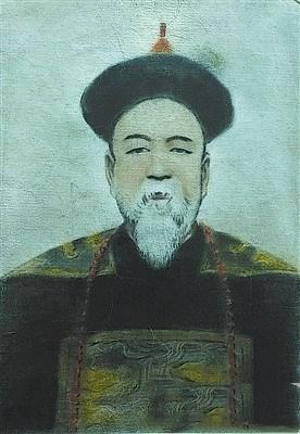 他52岁才当知县，上任不拜城隍、不接“下马威”，第一件事是蹲在县衙门口数乞丐——