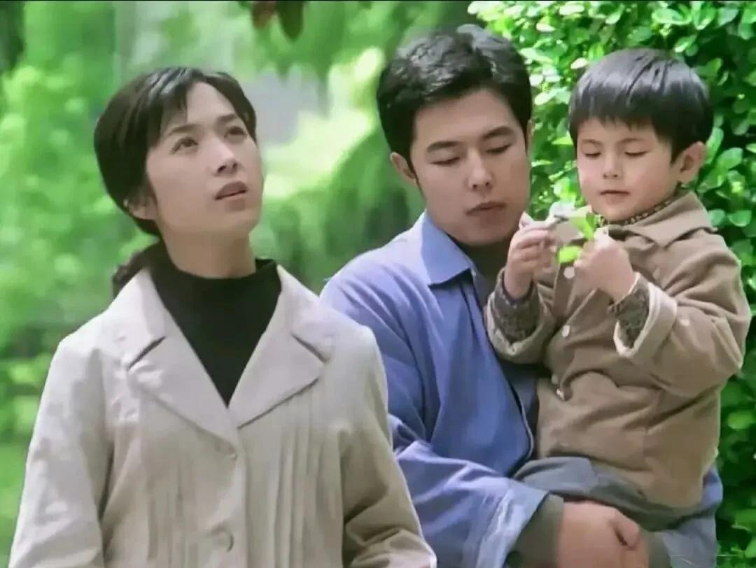龚雪和张铁林在《大桥下面》的一张剧照
这是 1984年，龚雪和张铁林在电影《大桥