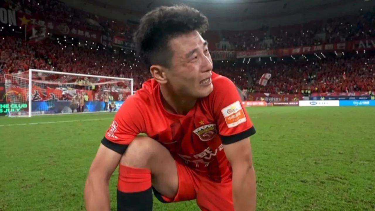 海港夺冠，武磊跪地哭了。
国安排名第一，李磊激动哭了。
世预赛出局，王大雷偷偷哭