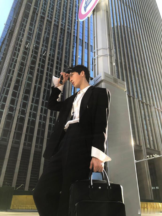 北京真的有井柏然在井柏然的状态也太好了吧，这职场精英压迫感和松弛感，直接让我幻视