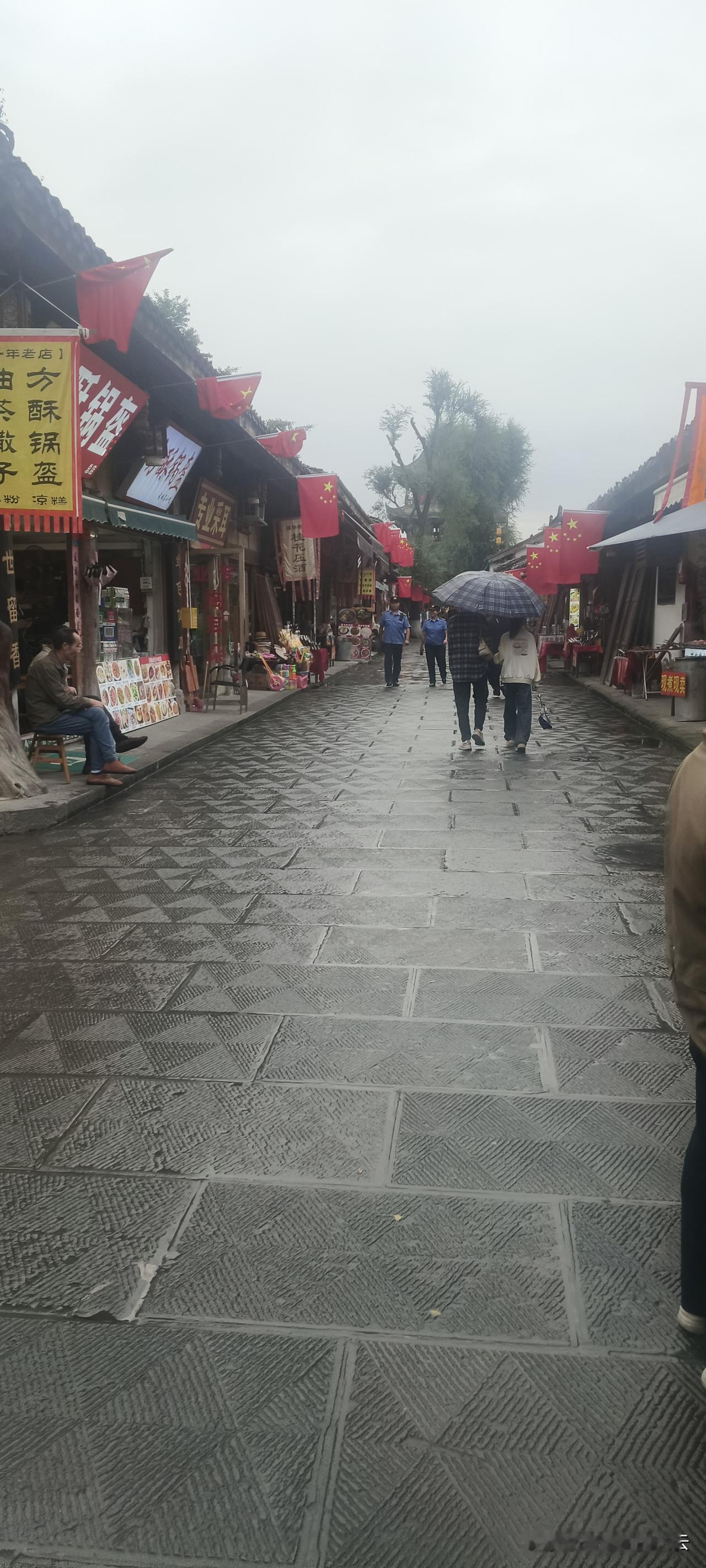 古城很有厚重的历史文化气息，牌匾很讲究，完全传承汉代古风，汉服张飞牛肉一下子让人