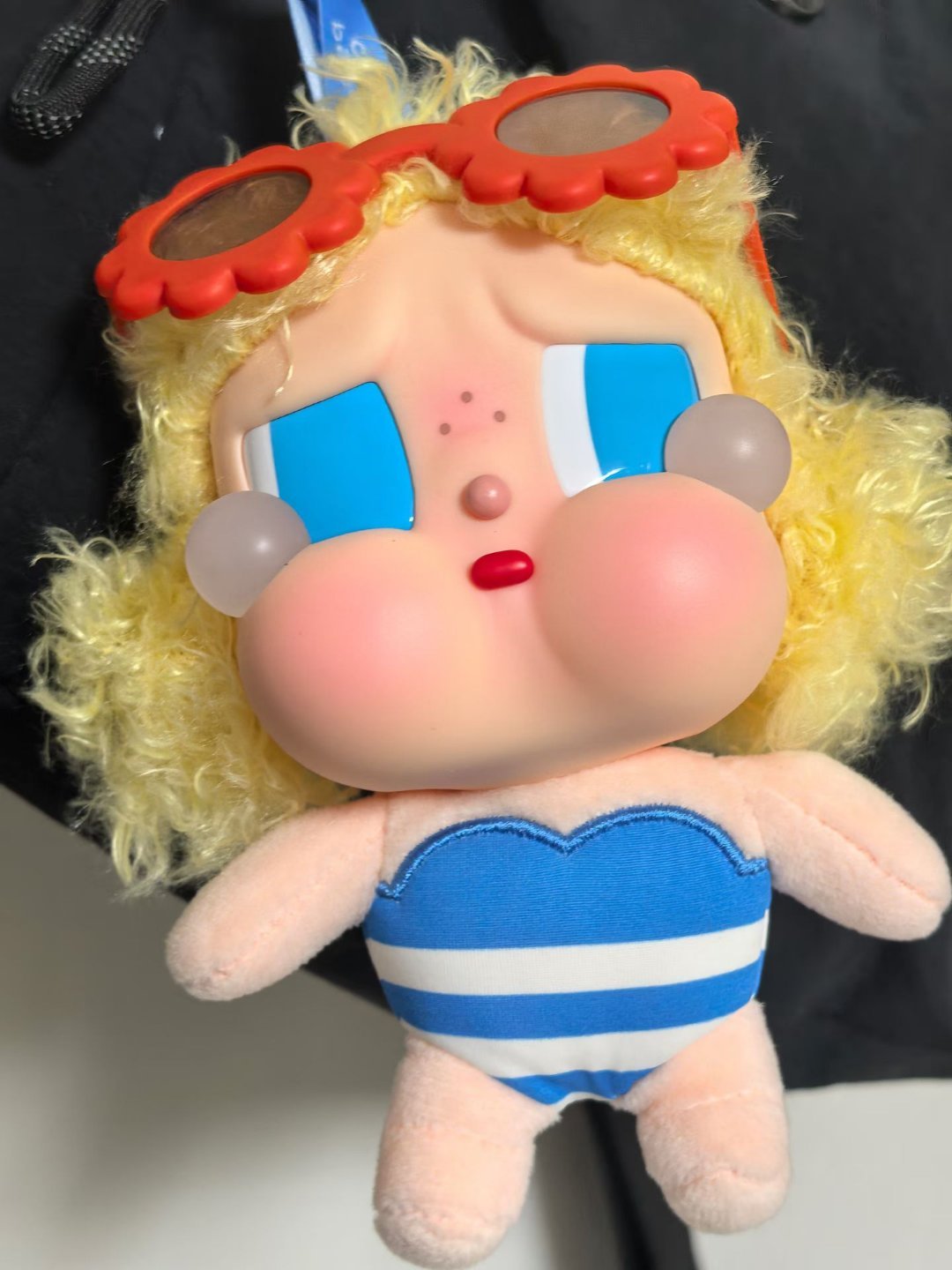 哈哈，我说她买的娃娃有点丑，她说我和她有代沟