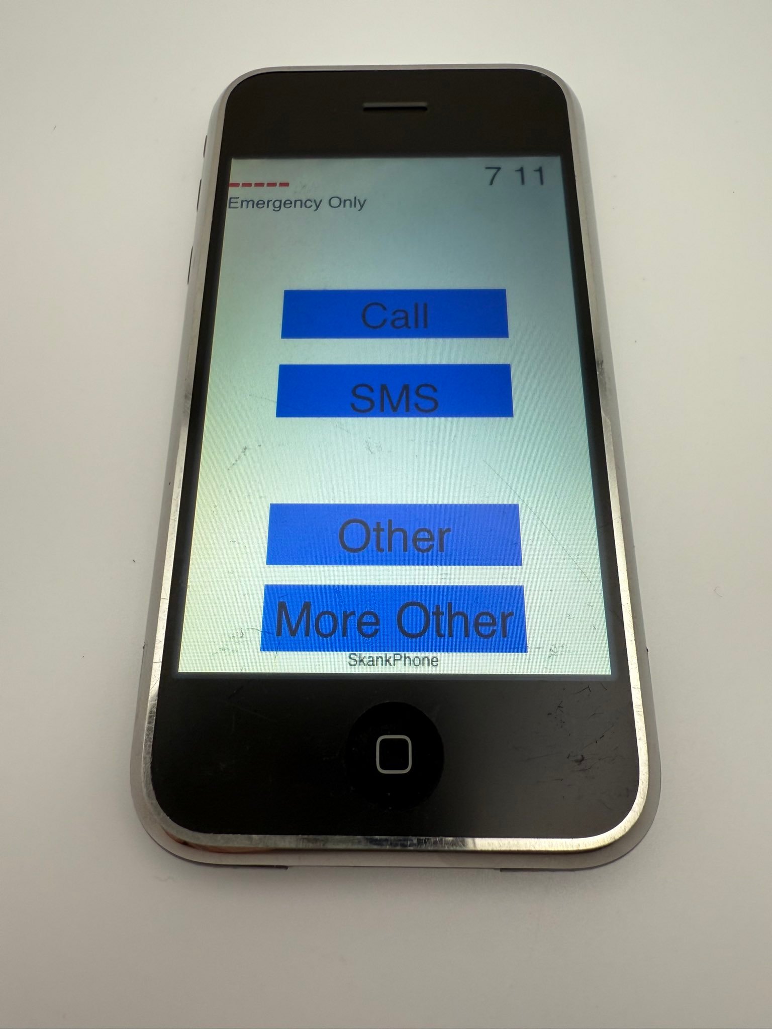 2006 年的 iPhone 2G 原型机。该机采用塑料屏幕。 