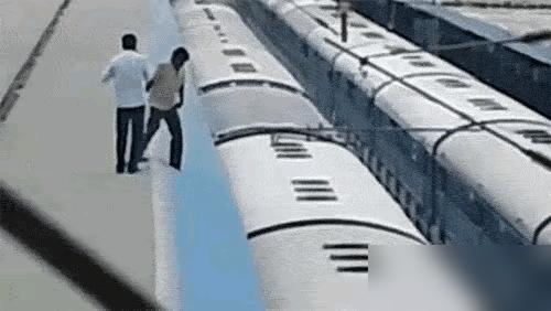 印度人喜欢爬火车，他们坐火车没有买票的习惯。

之前刷到不少印度普通客运列车的视