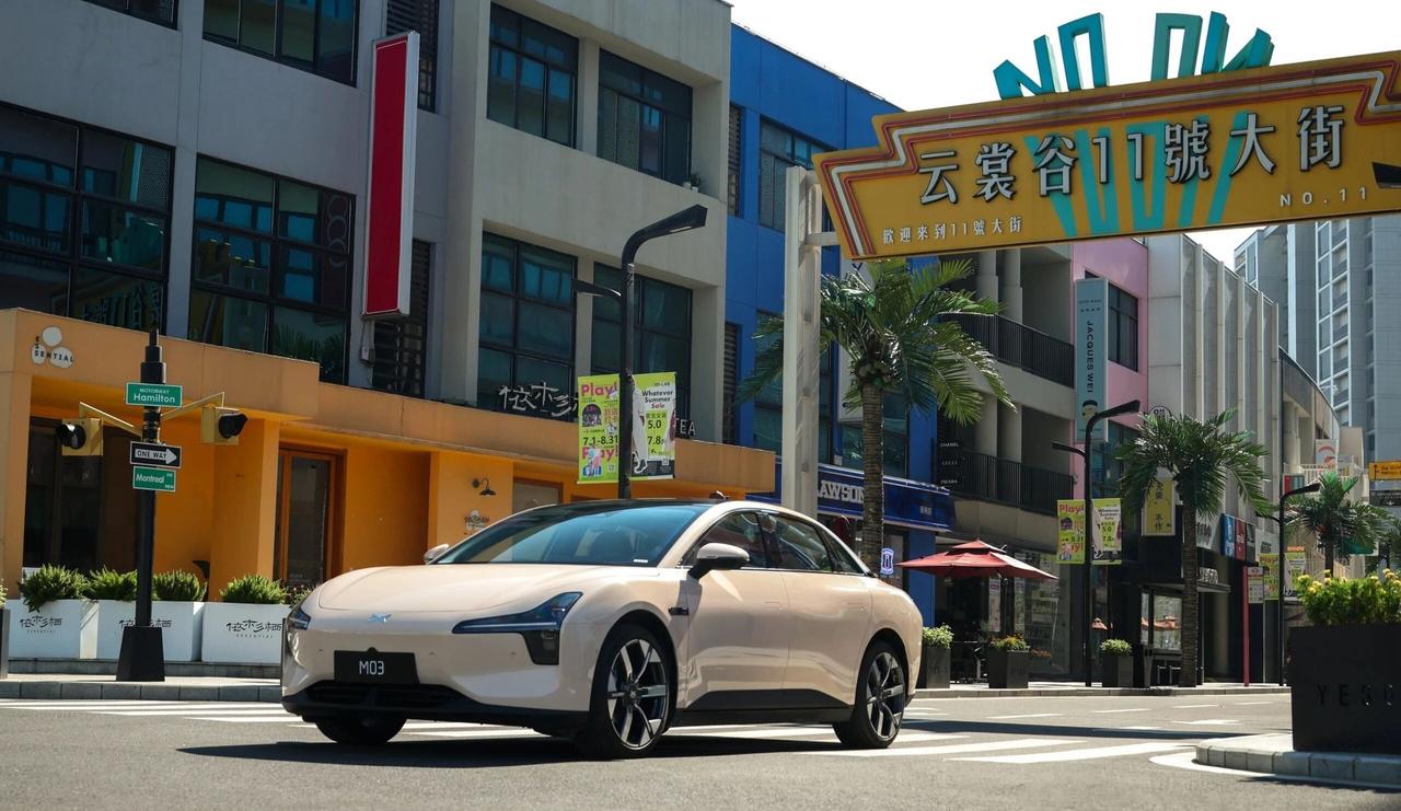 她来了，小鹏MONA 03，2025年当之无愧的紧凑级轿车“人气王”！没有复杂参