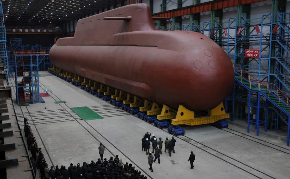 朝鲜放出在建大型核动力潜艇实拍，排水量达到八千七百吨，全新外观彻底刷新大众对当地