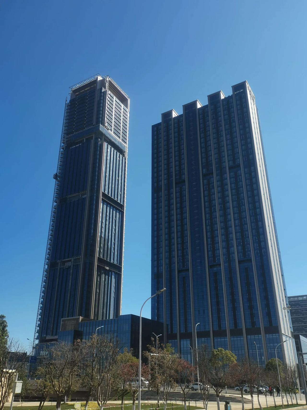 昆明高铁站门口的这个项目已经有几个功能正常的运营了。还差主塔楼在做最后的一个装修