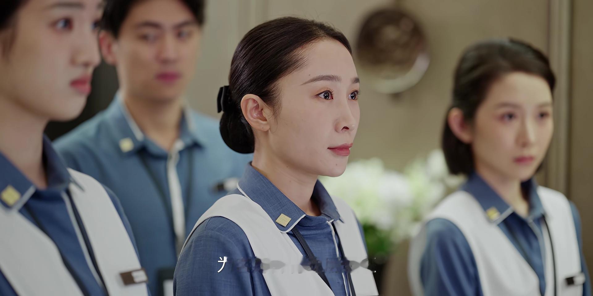 罗清萍身上有种非常真实的职场女性质感！她会气愤许蜜语升领班，会把情绪写在脸上，但