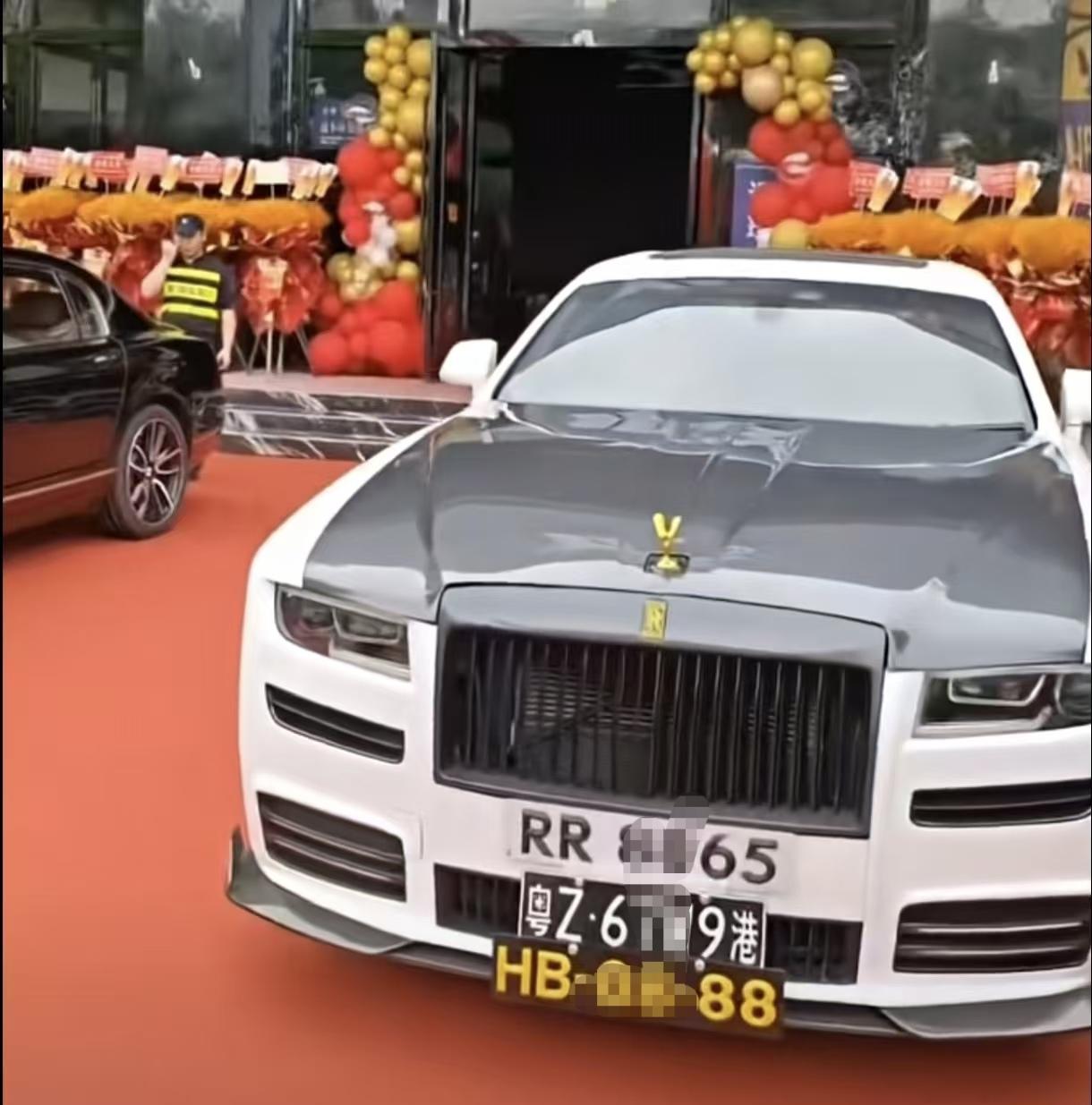 今天黄埔区丰乐北路，新光酒家旁边那个新开张的店前面停车位停了很多靓车，行过路过的