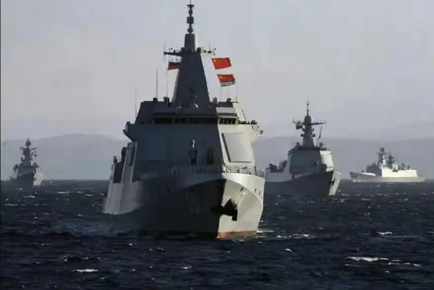 中国海军这些年确实硬气了不少，军舰动不动就往远海跑。去年7月，咱们的舰队还跑到美