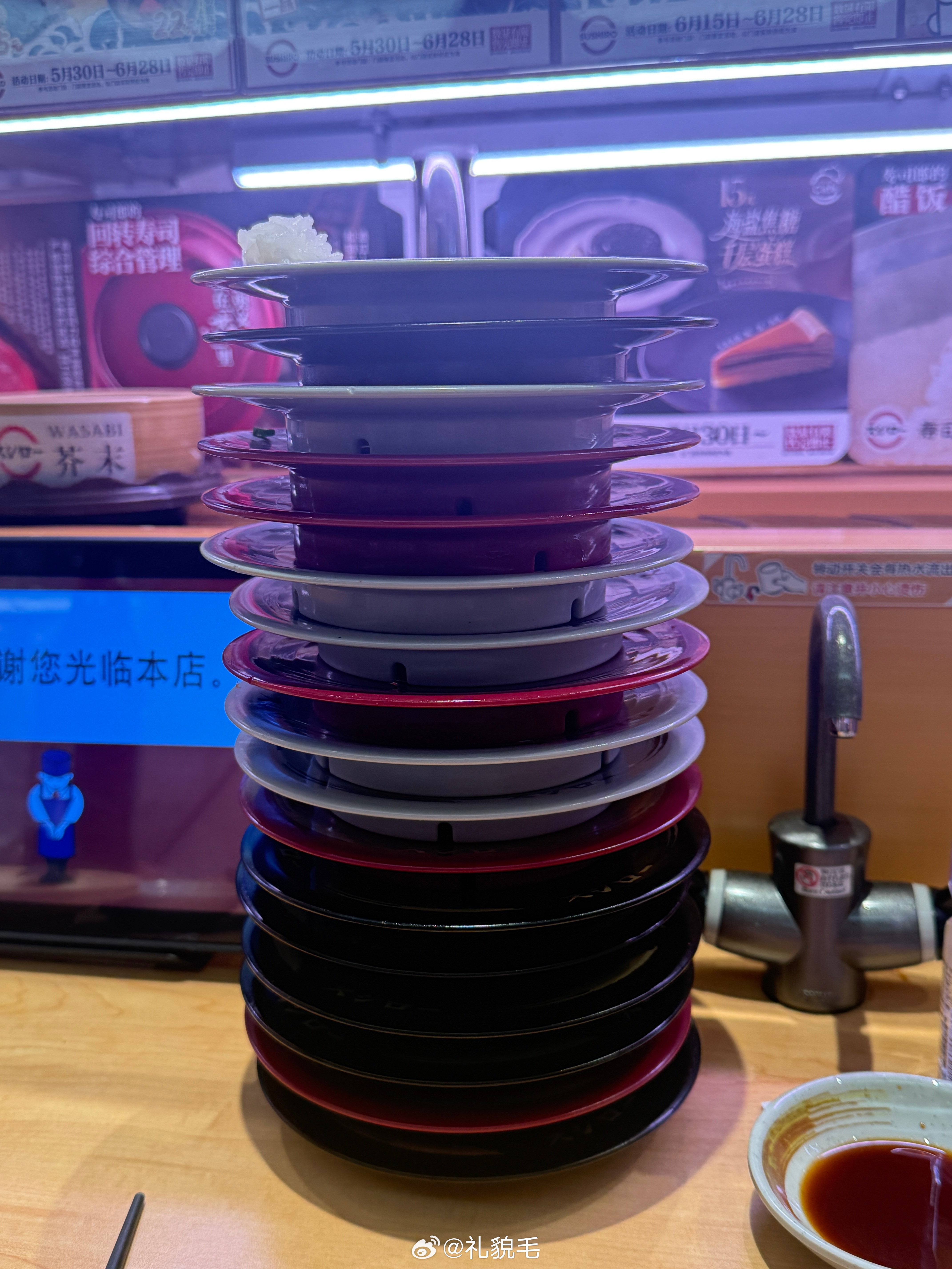 昨晚吃寿司郎又买那个票了，拿票过程堪比地下党接头。卖家给我打来电话，指挥我东拐西