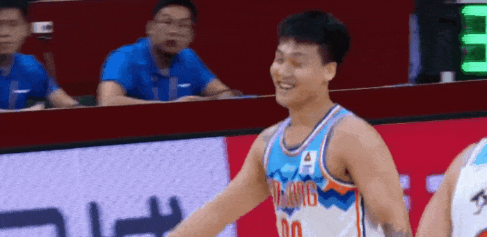 韩国裁判真“六亲不认”，外援佩里也没啥面子，抱怨就吃技术犯规；邱彪挺无奈，周琦离