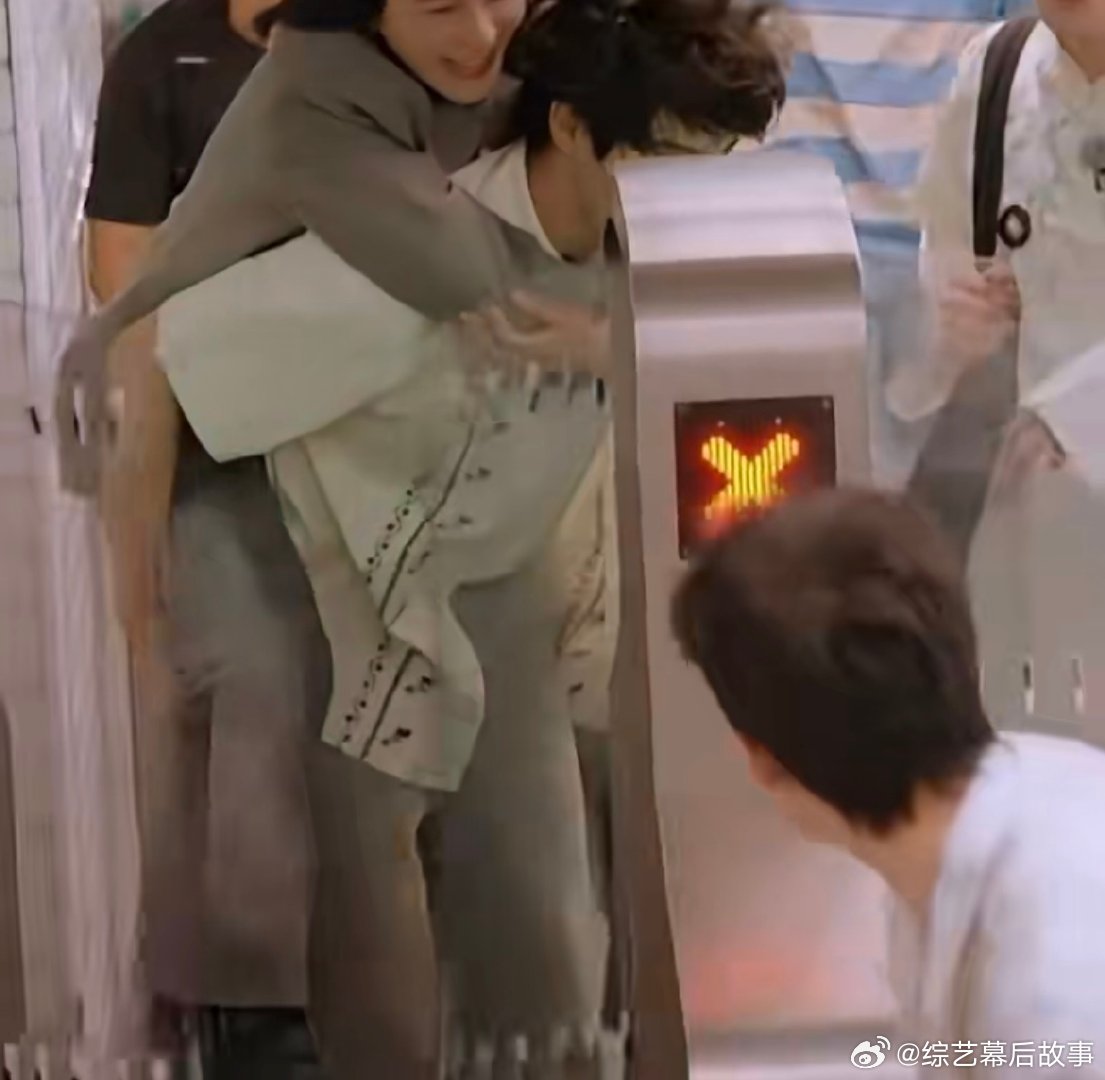 颜安背尚雯婕过安检被卡 谁能想到安检还能有这种名场面！颜安背着尚雯婕直接把通道堵