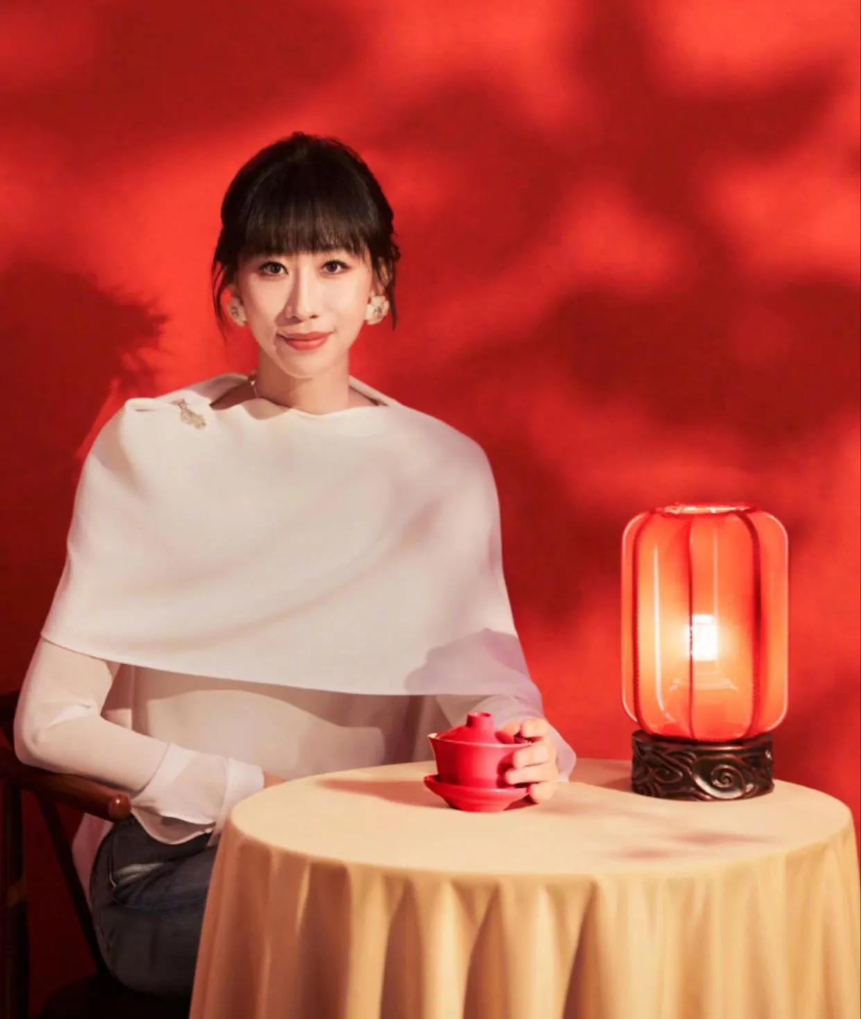 任素汐首次亮相央视春晚，凭借一曲《枕着光的她》火出了圈，节目中，一袭白衣显得特别