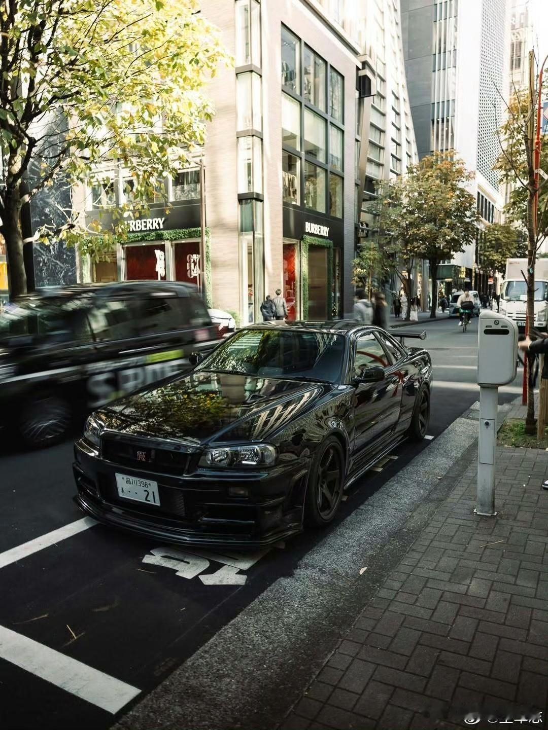 东京街头的 R34 GT-R V-Spec II。这车，这构图，这街景，放在一起