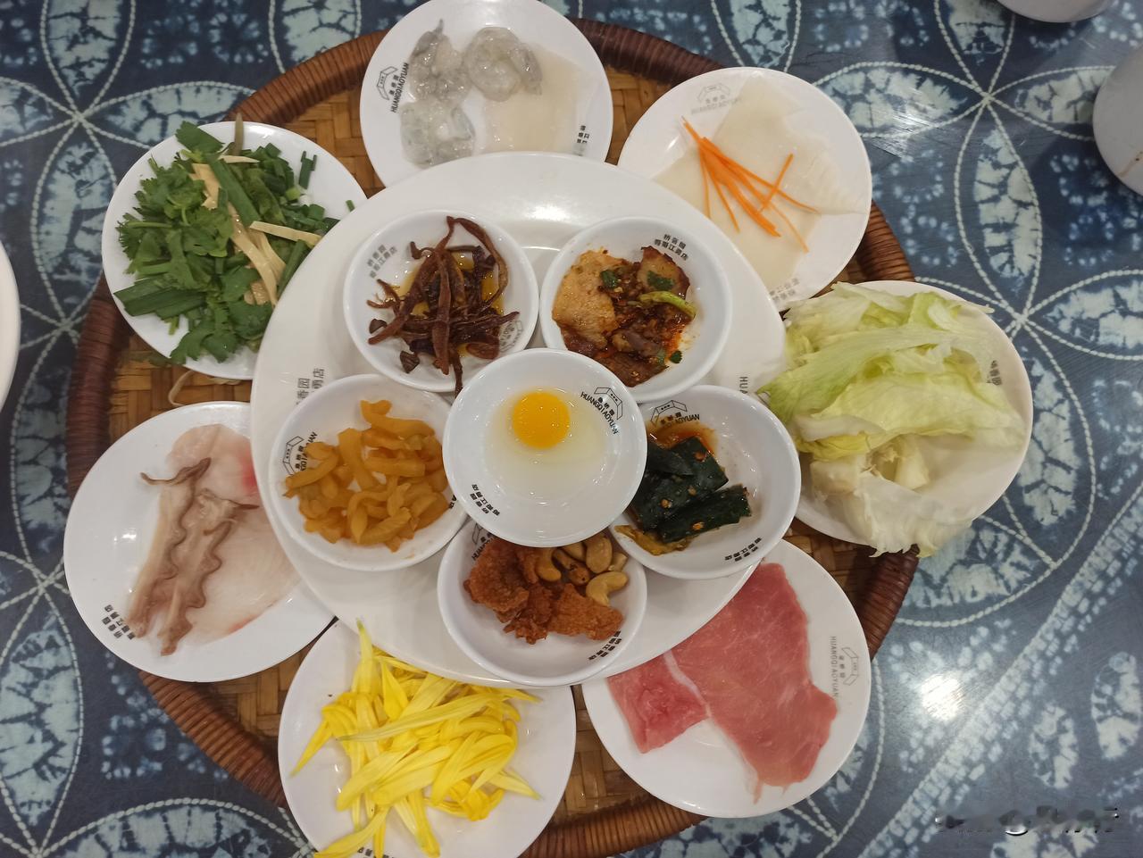 米线源于云南省蒙自，过桥米线正宗还是云南。徐州米线是经过改良，佐以肉酱等，更符合