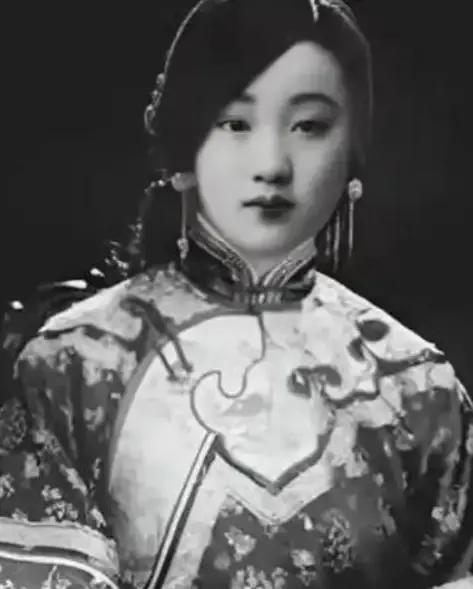 1894年，几个太监不顾珍妃的挣扎，将她放到刑凳上，其中两名太监上来就将珍妃的衣