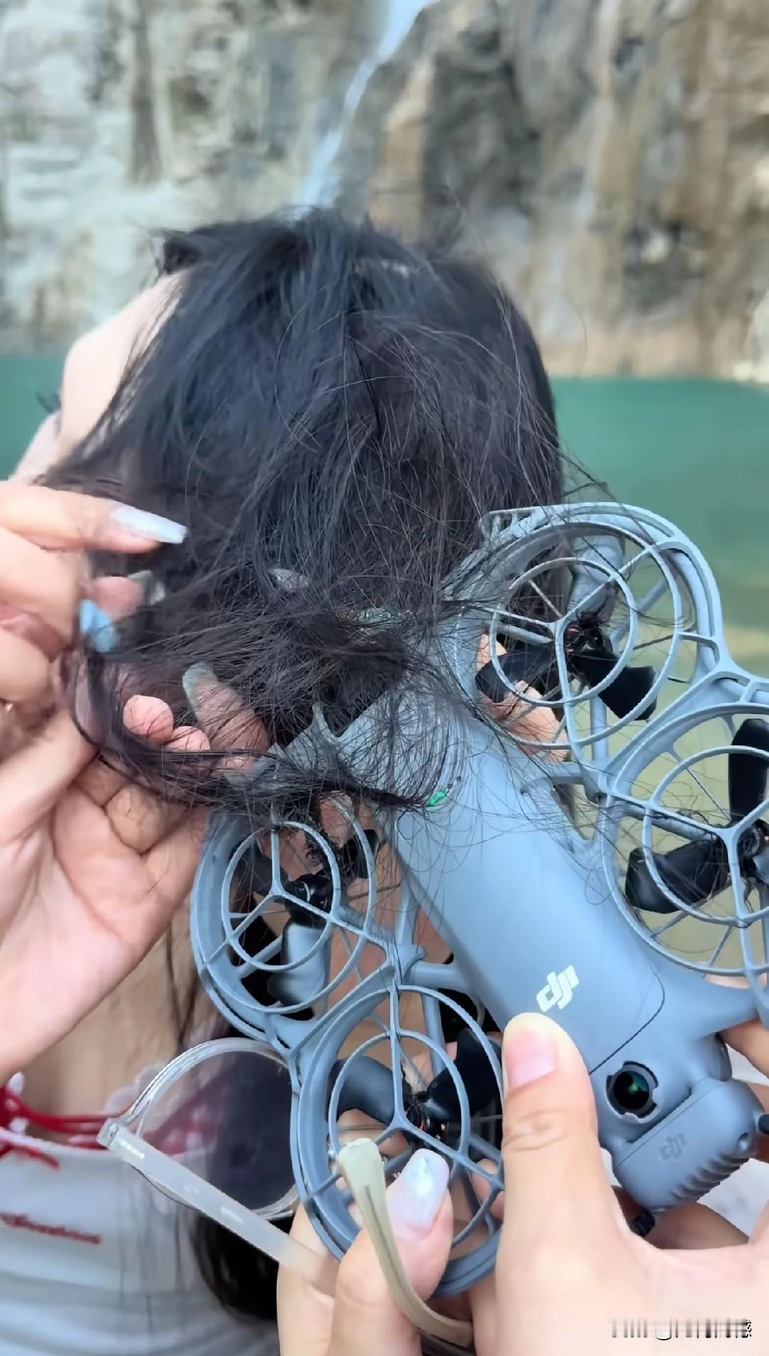 无人机把人的头发给绞住了，看着真是够危险的了，也许操纵无人机的人，看到这几个美女