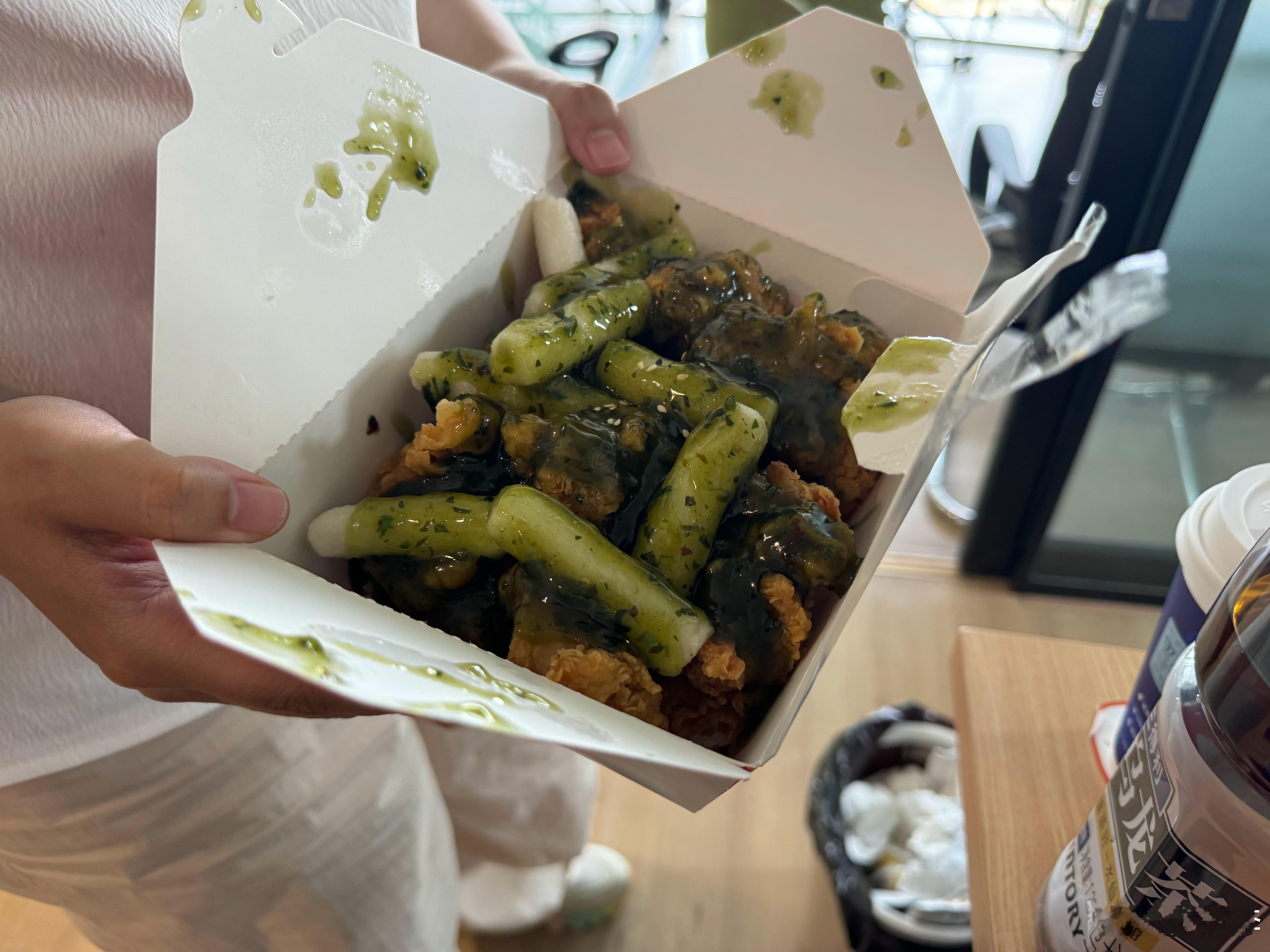 我擦，即便我还挺喜欢吃香菜的，但看到同事买的这个香菜炸鸡，还是有种噩梦照进现实的