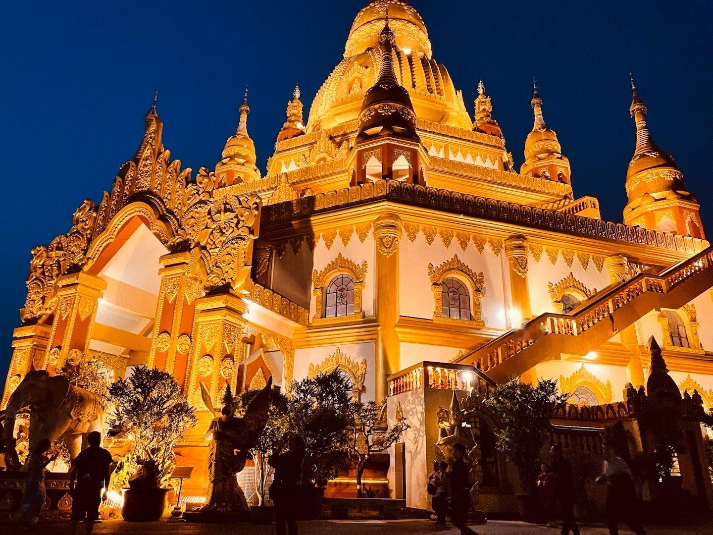 网红打卡胜地  芒市金塔，名为勐焕大金塔，位于芒市城区的雷牙让山之巅，传说释迦牟