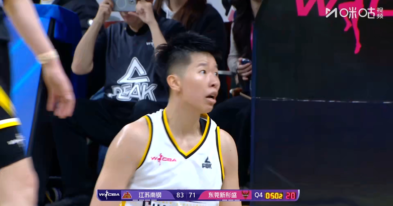 没办法了，女篮这场就是拼不动了。江苏队知道我们突不动，只能靠打战术和投篮进攻，所