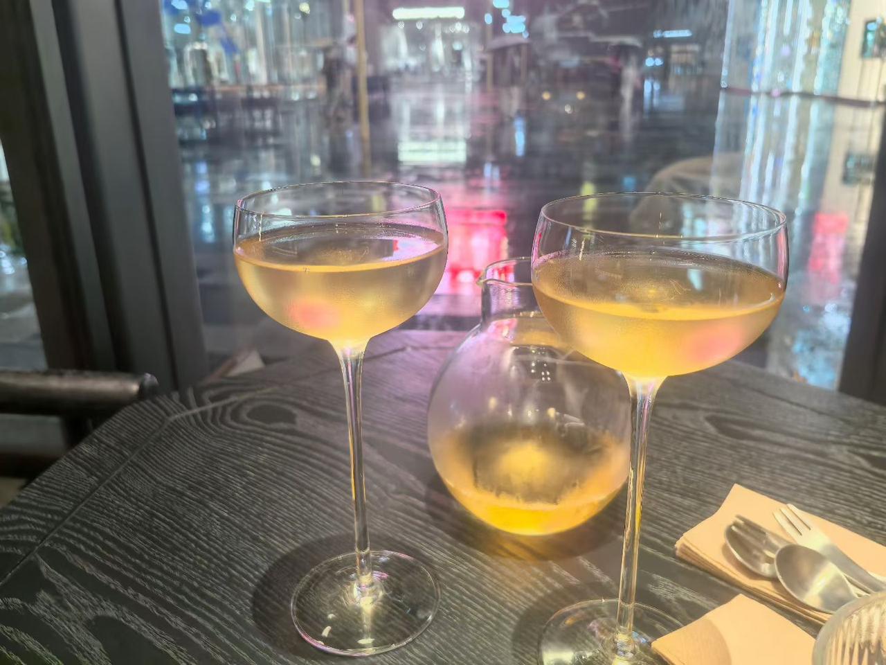 说实话，我不太喜欢夏天。
天气一热，人就没了精神，格外容易疲惫，走在路上，稍微忙