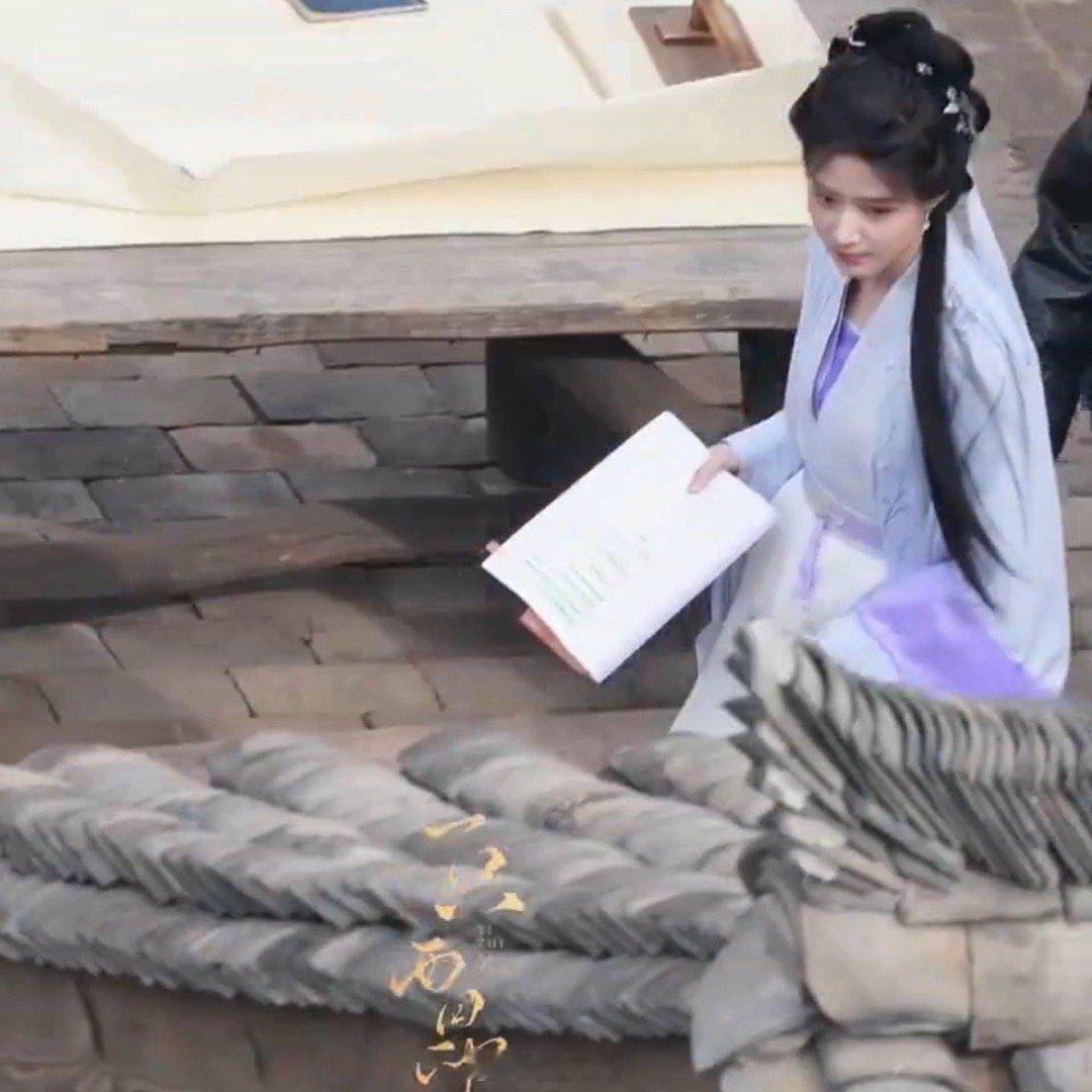 卢昱晓何不同舟渡南衣路透卢昱晓何不同舟渡紫色长裙路透