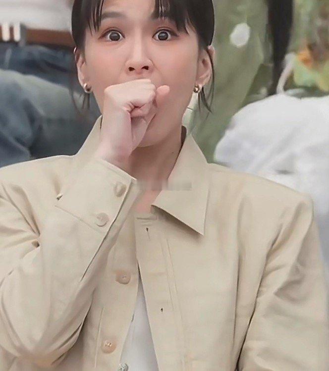 曾沛慈这表情在演我第一时间看到濛主拿到小甜歌的时候，我也是这个表情曾沛慈对王濛贴