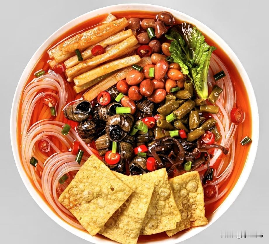 谁懂啊！天冷的晚上，一碗螺蛳粉直接治愈所有疲惫😭 酸笋臭香臭香的，腐竹炸得金黄