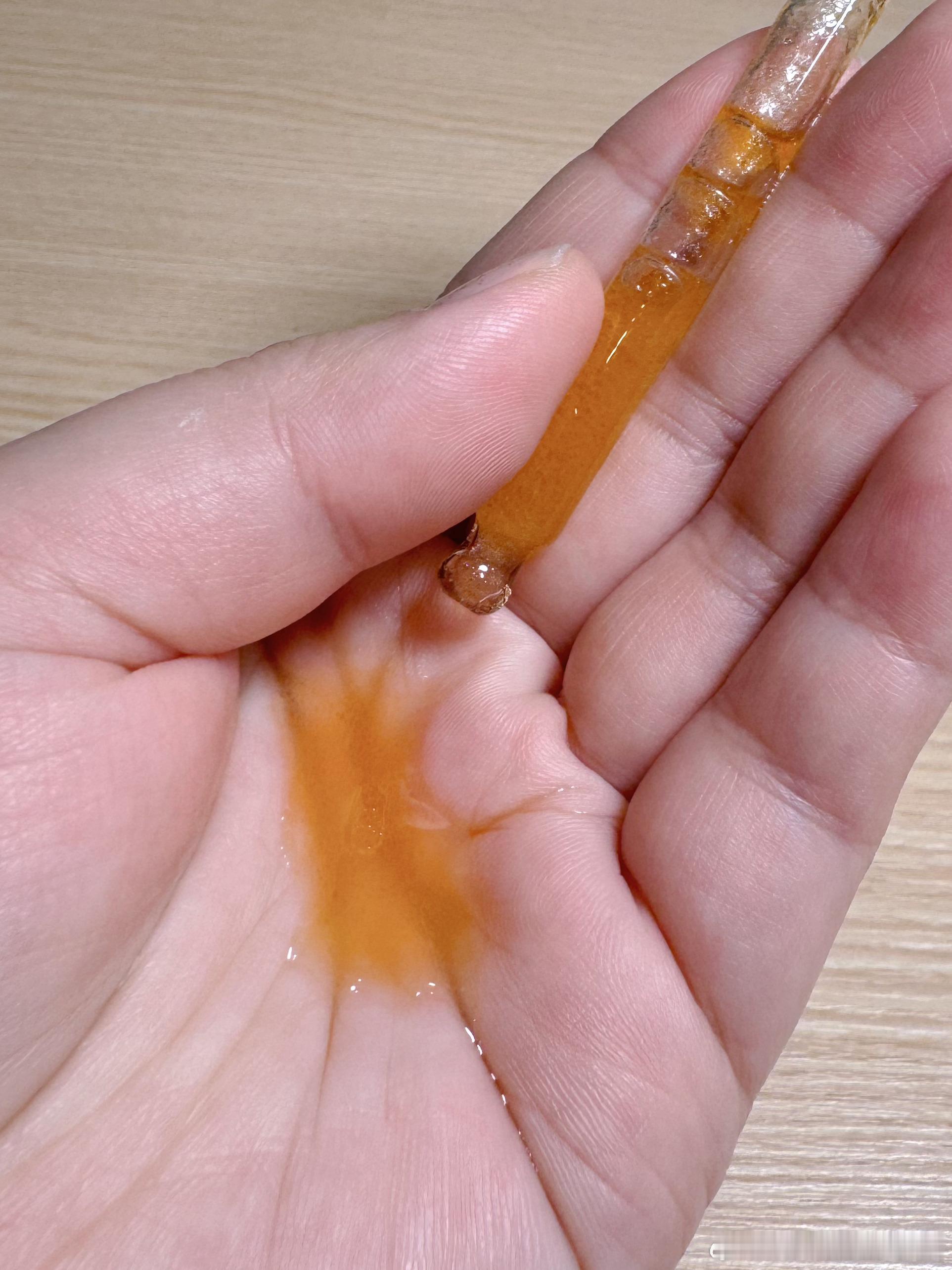 冬天我的脸好容易干燥，化妆也经常卡粉，之前跟朋友学到，想要滋滋润润的脸，那么还是